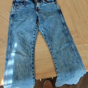 “Clearing out my closet—these don’t fit me like I hoped!”